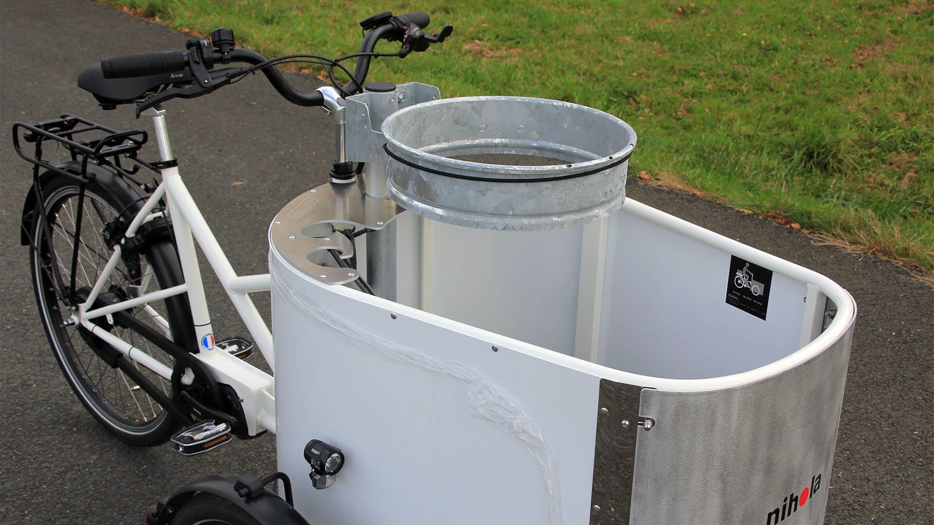 sa malle grand volume (230 litres) inclut tous les outils indispensables