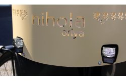 Gros plan sur la réhausse en aluminium de couleur beige (RAL 1001)