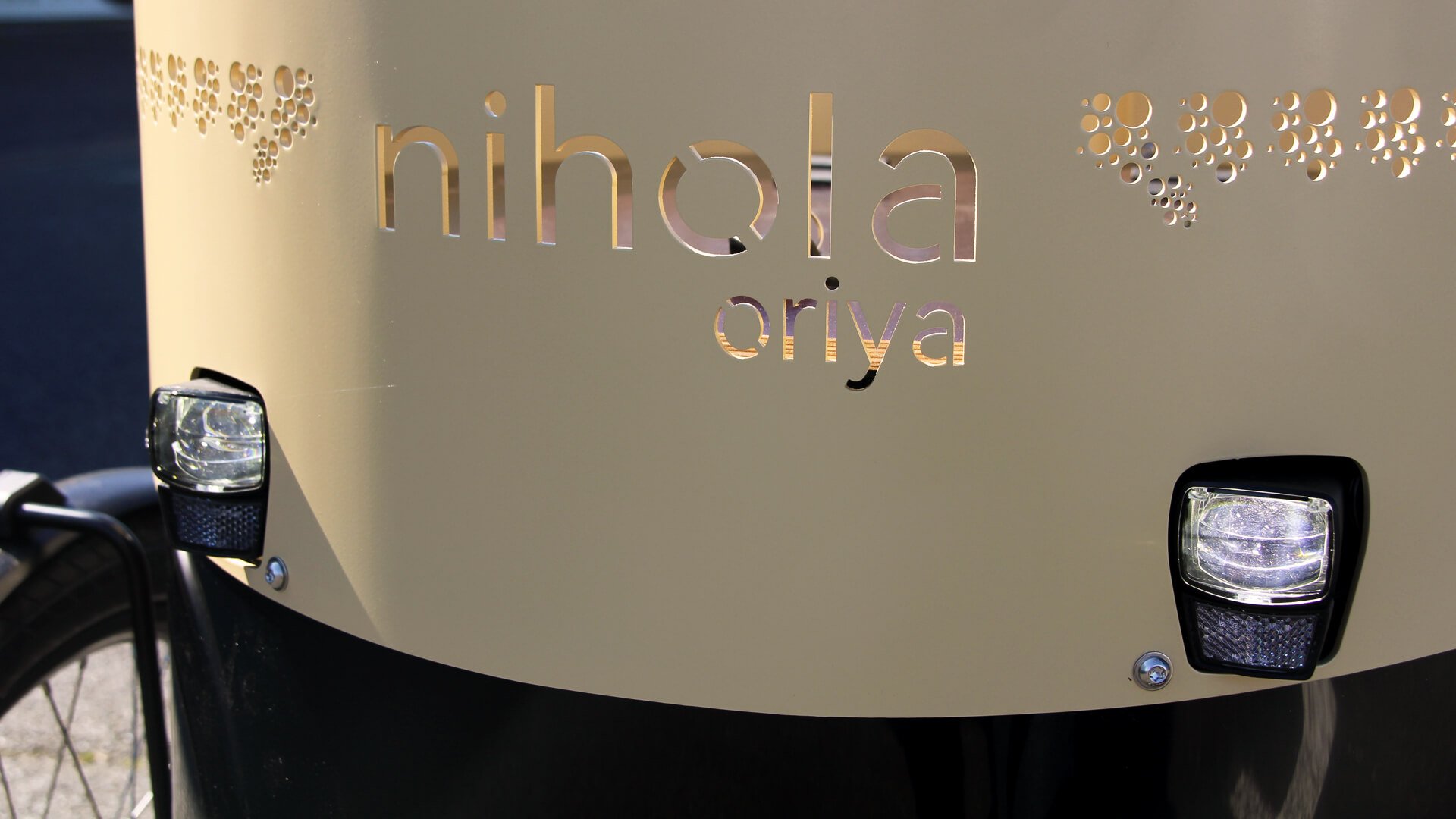 Gros plan sur la réhausse en aluminium de couleur beige (RAL 1001)