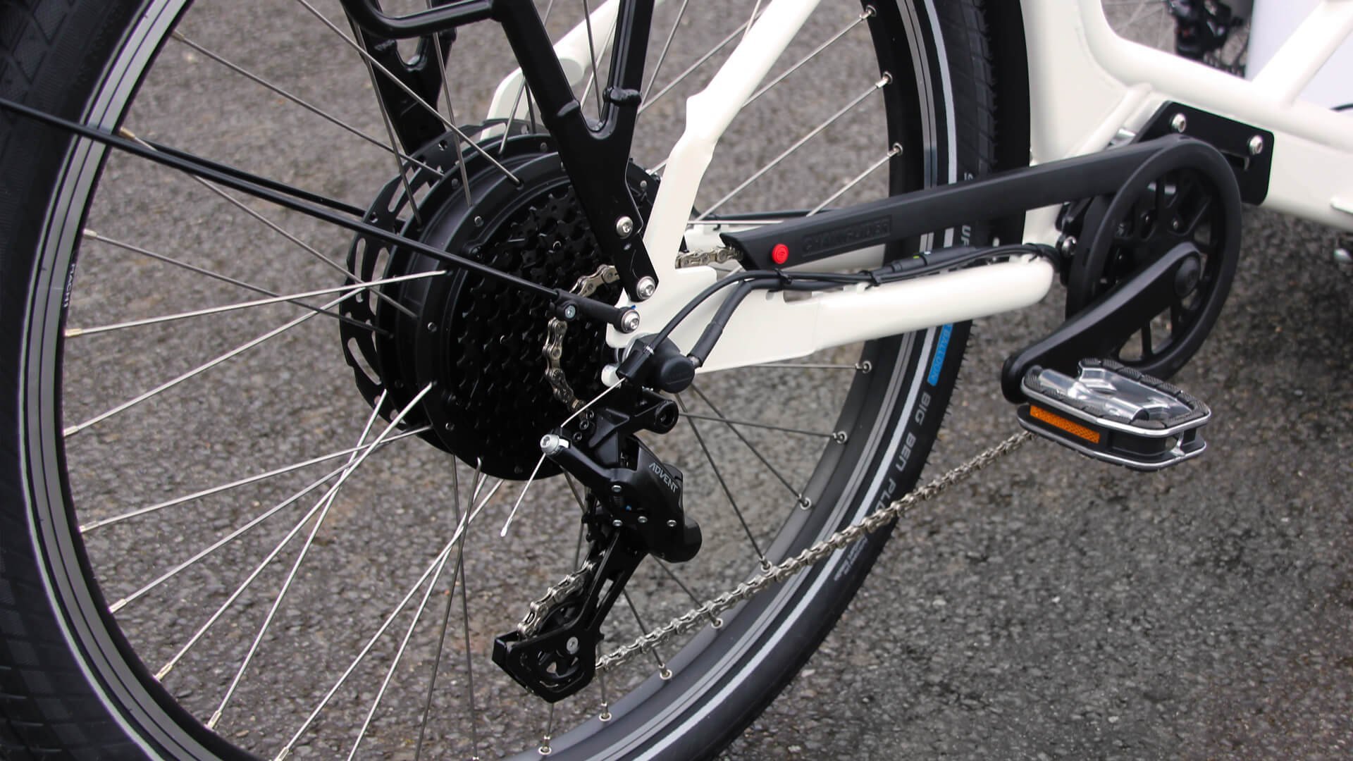 Le dérailleur microSHIFT Advent 9 vitesses des versions musculaires et électriques roue arrière