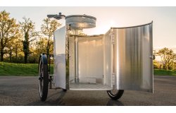La malle est équipée d'une porte avant en aluminium verrouillable