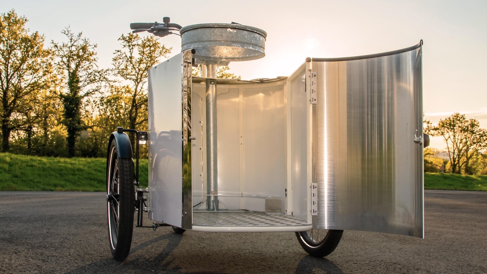 La malle est équipée d'une porte avant en aluminium verrouillable