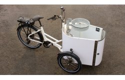 Vue en plongée sur un modèle électrique avec porte avant stickée