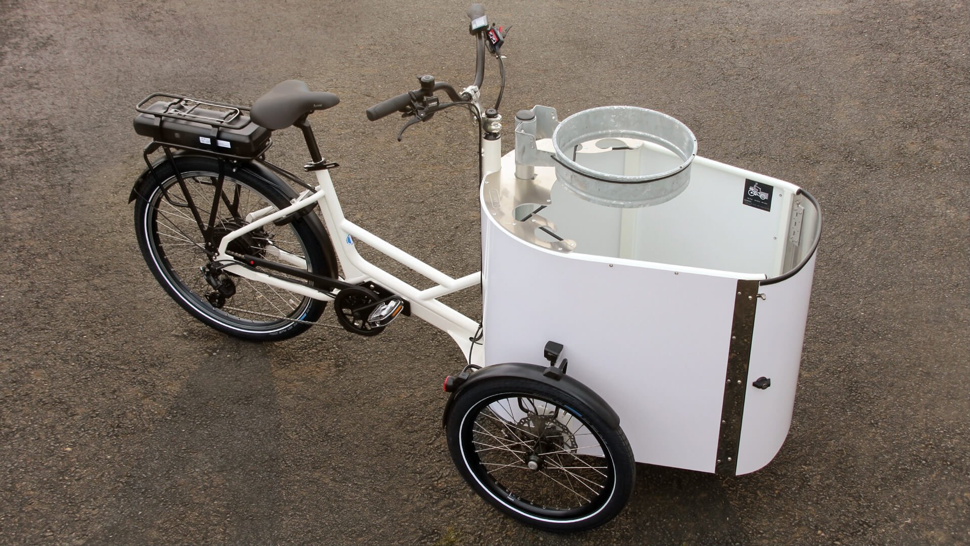 Vue en plongée sur un modèle électrique avec porte avant stickée