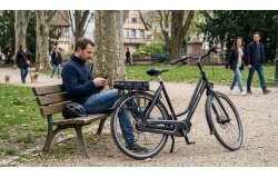 VAE hollandais Flevoland avec cadre aluminium noir brillant et moteur pédalier Shimano E-Bike Systems