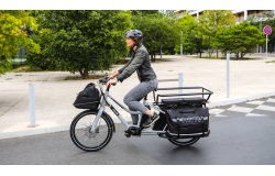 La sacoche arrière et le porte-paquet visibles sur cette image sont en option