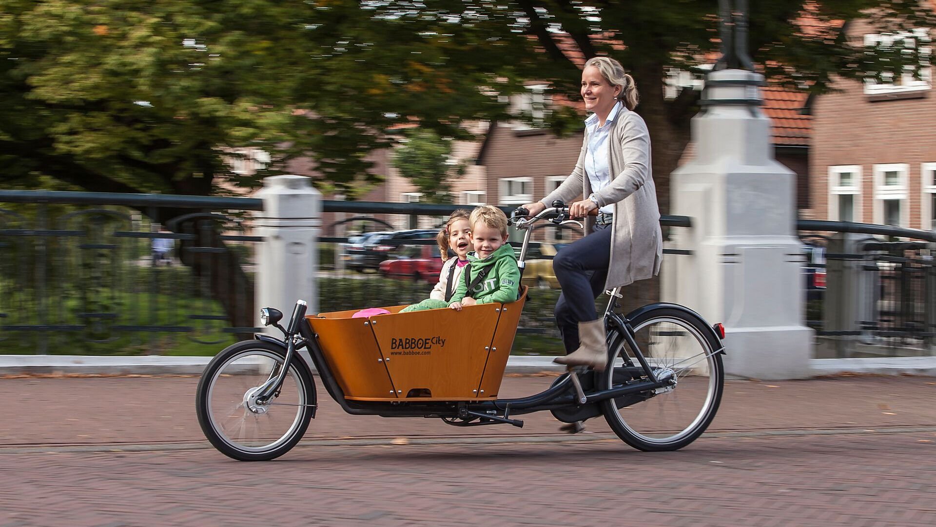 Biporteur Bakfiets Babboe City avec caisse miel