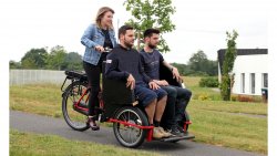 triporteur rickshaw avec deux passagers adultes