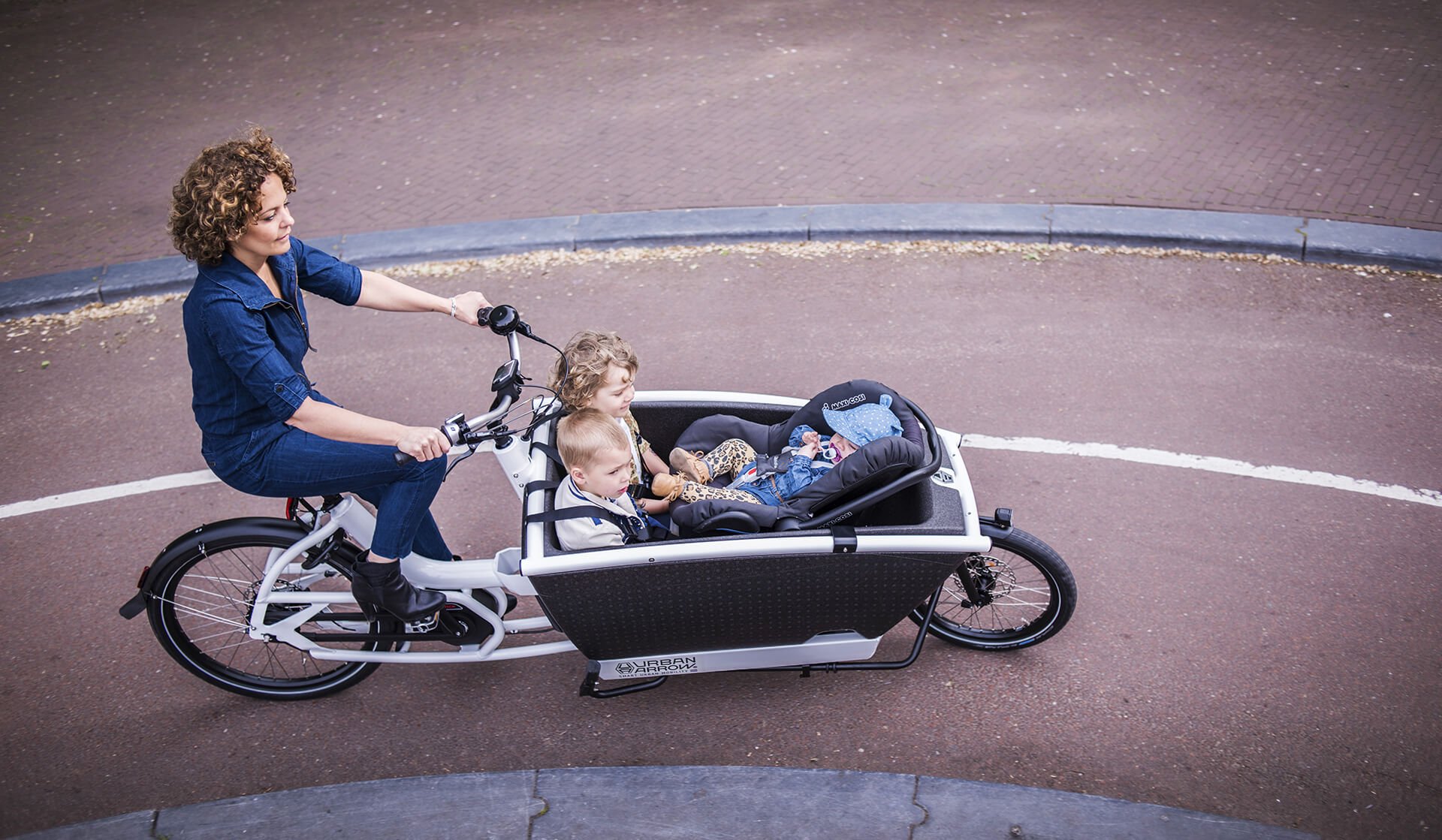 Le biporteur Urban Arrow Family avec trois enfants dont un bébé dans la caisse