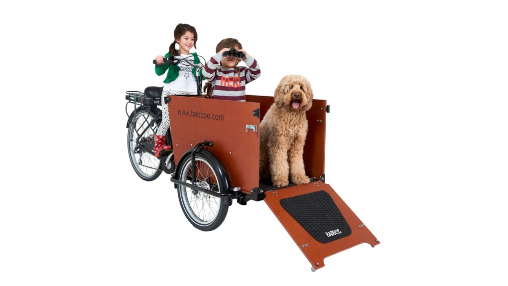 Triporteur électrique Babboe Dog avec passagers et rampe dépliée