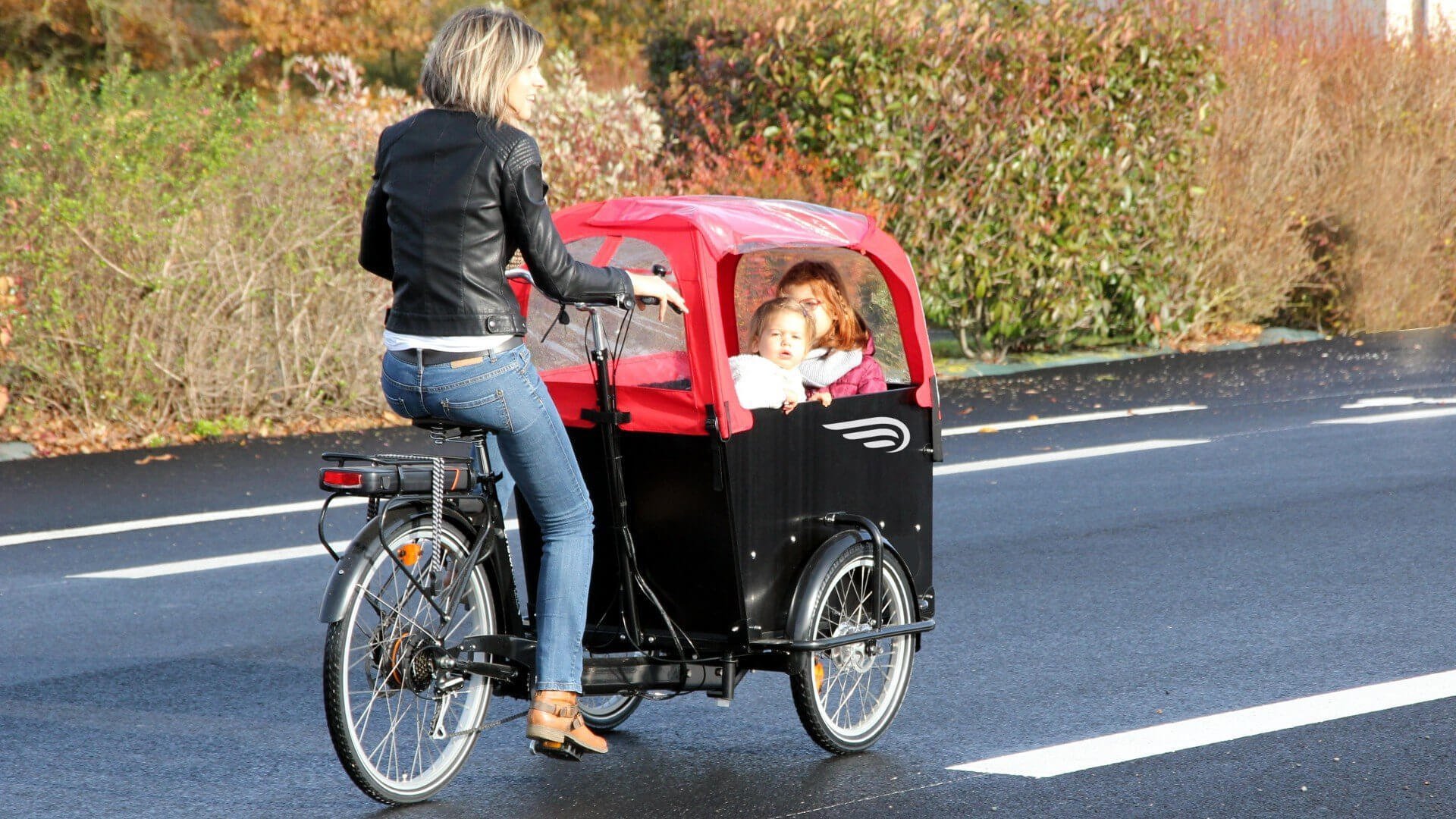 Triporteur électrique Amsterdam Air Smiley avec deux jeunes passagères