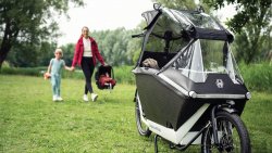 Biporteur Urban Arrow Family avec capote PLUS dans la nature