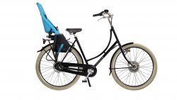 Yepp Maxi bleu sur vélo hollandais Oma Premium équipé d'un porte-bagage classique
