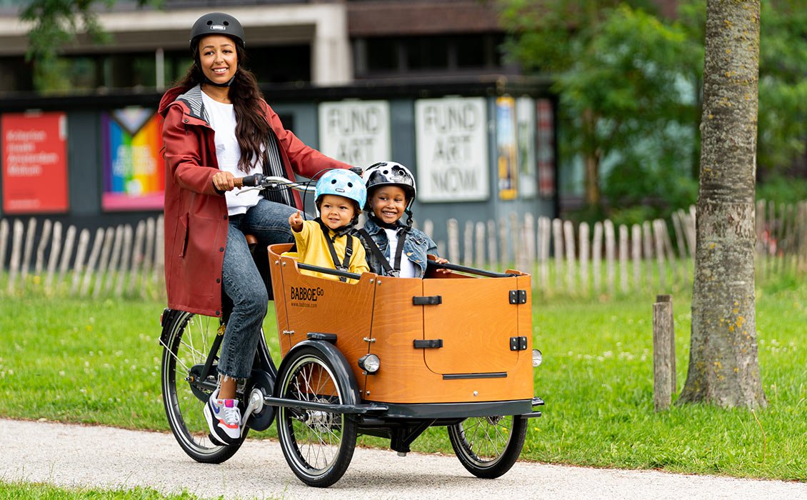Le Babboe Go Montain sur les routes avec deux enfant dans le coffre