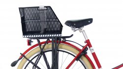 Panier de vélo fixé à l'arrière d'un vélo hollandais Oma Premium
