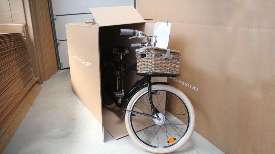 Vélo Amsterdam Air dans un carton prêt à expédier