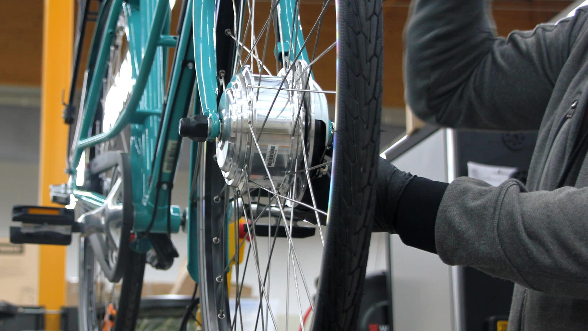 Installation du moteur dans la roue avant du vélo