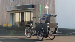 Triporteur voierie électrique devant les locaux d'Amsterdam Air