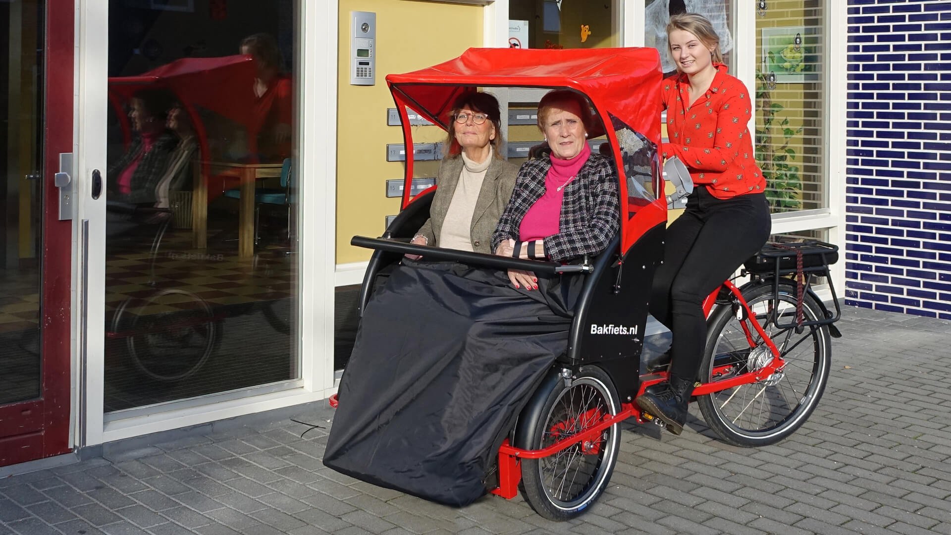 Un vélo taxi idéal pour le transport de personnes âgées