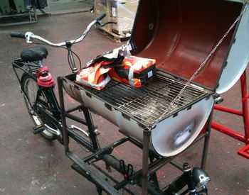 Biporteur Barbecue en cours de fabrication.