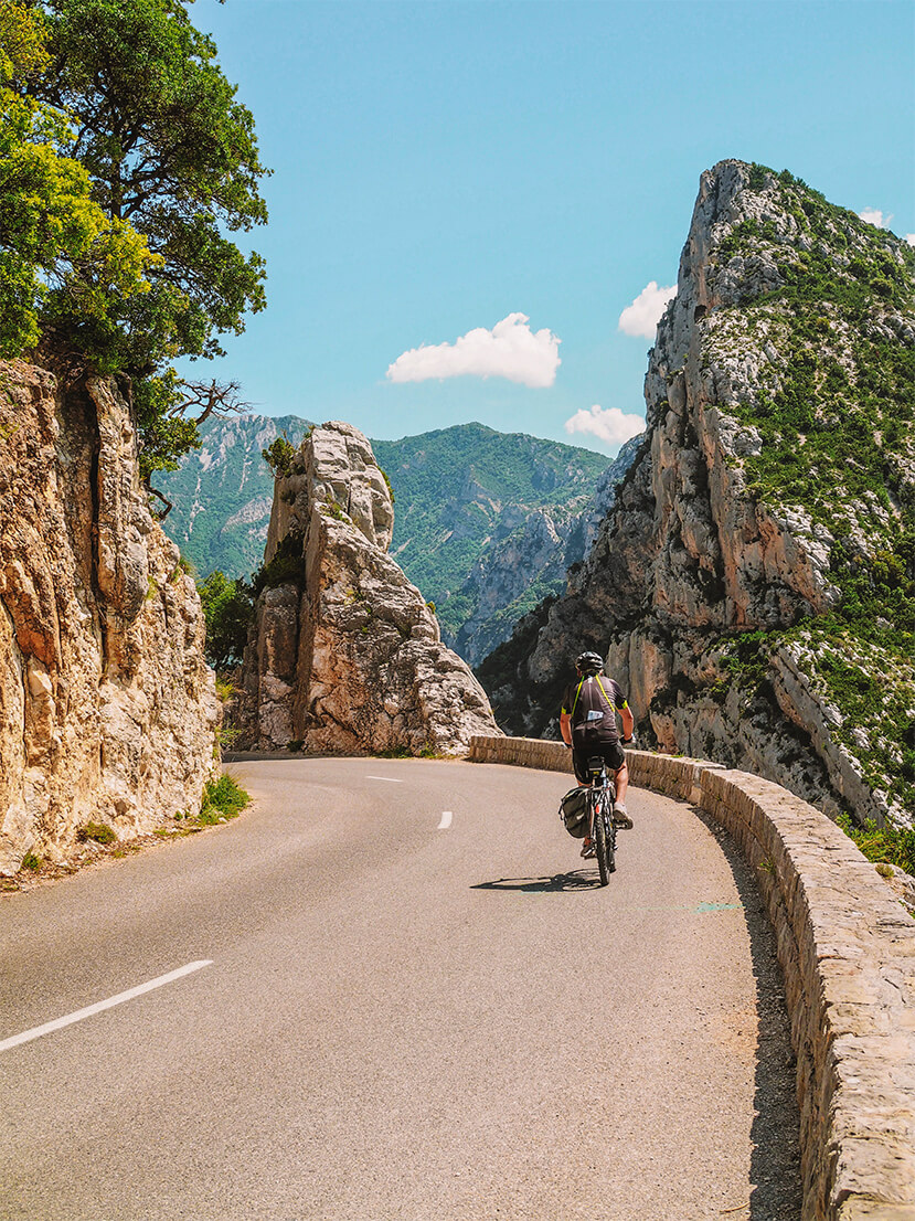 Un cycliste solitaire dans les gorges du Verdon