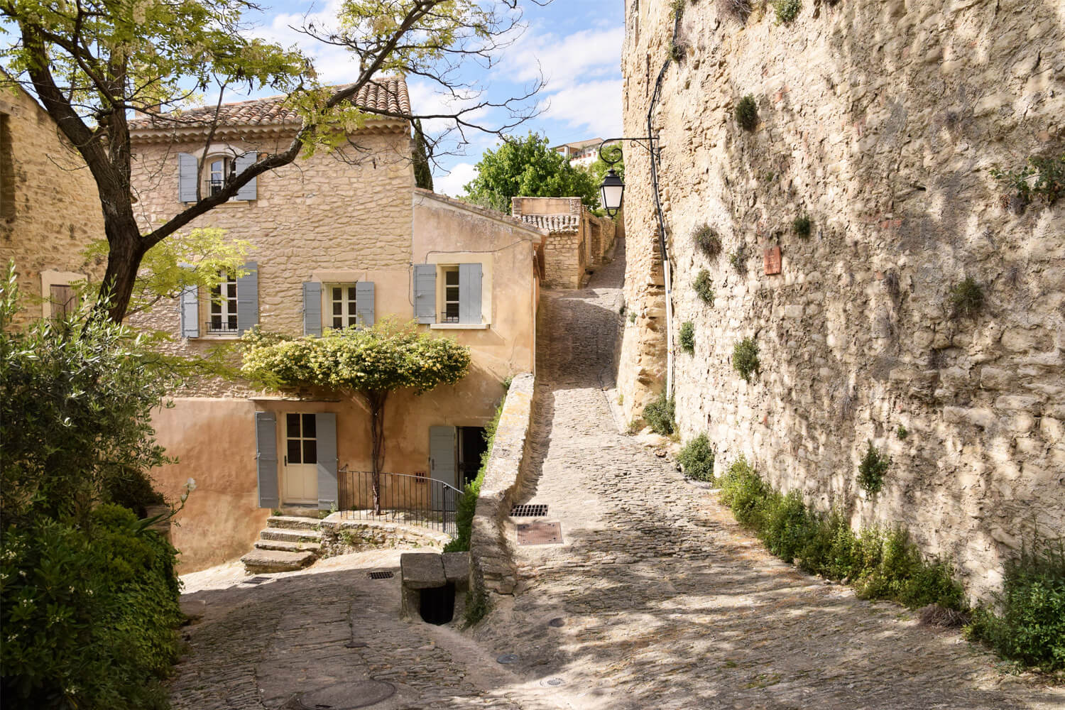 Une ruelle du village de Gordes