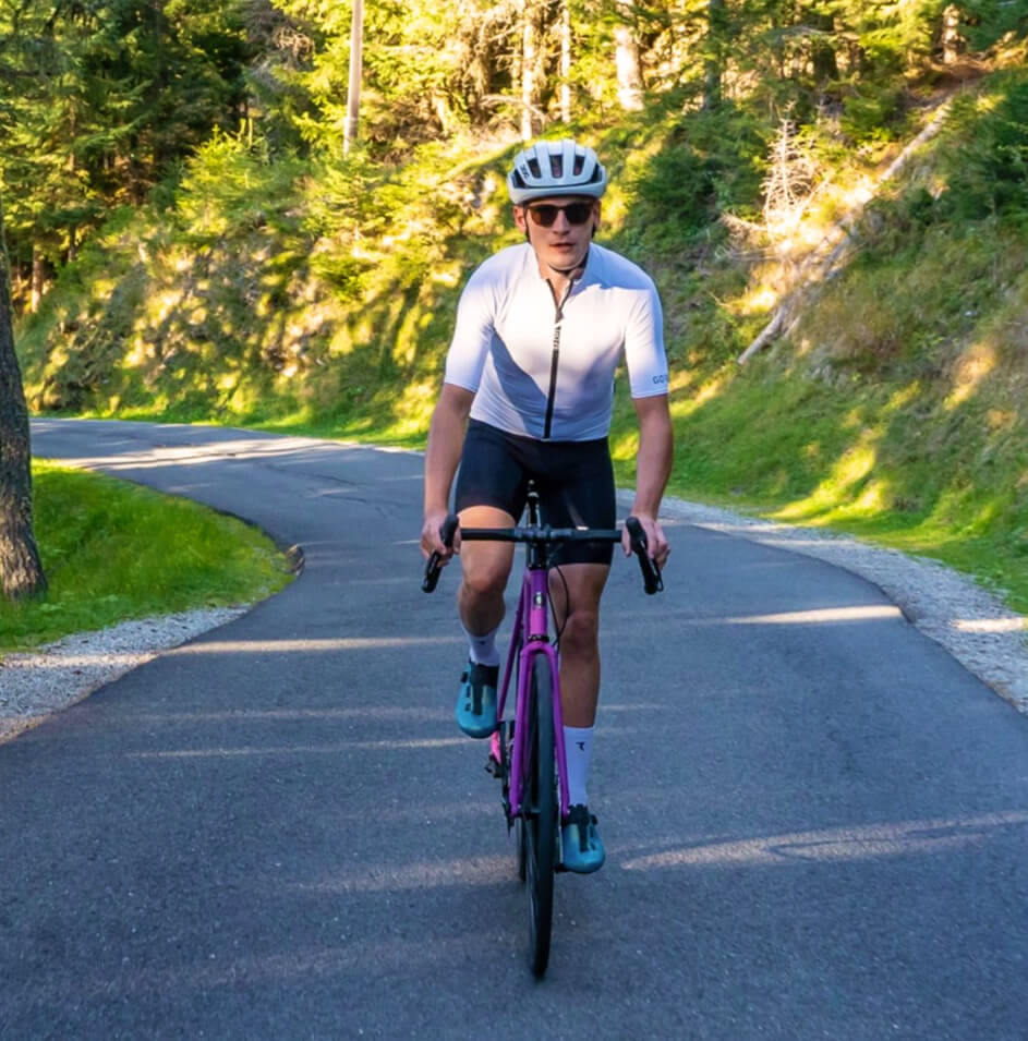 Un cycliste aux commandes d'un vélo sportif Patria