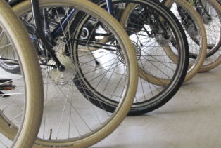 gonfler les pneumatiques d'un vélo hollandais