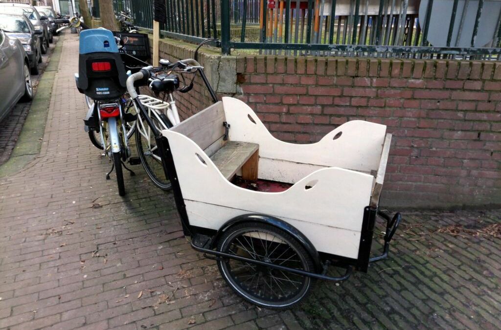 Coffre d’un triporteur peint en blanc en référence au vélo blanc du mouvement Provo