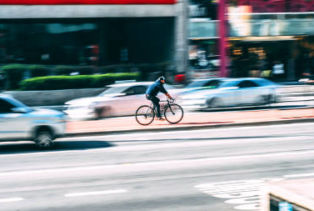 cohabitation-velo-electrique-et-voiture-en-ville