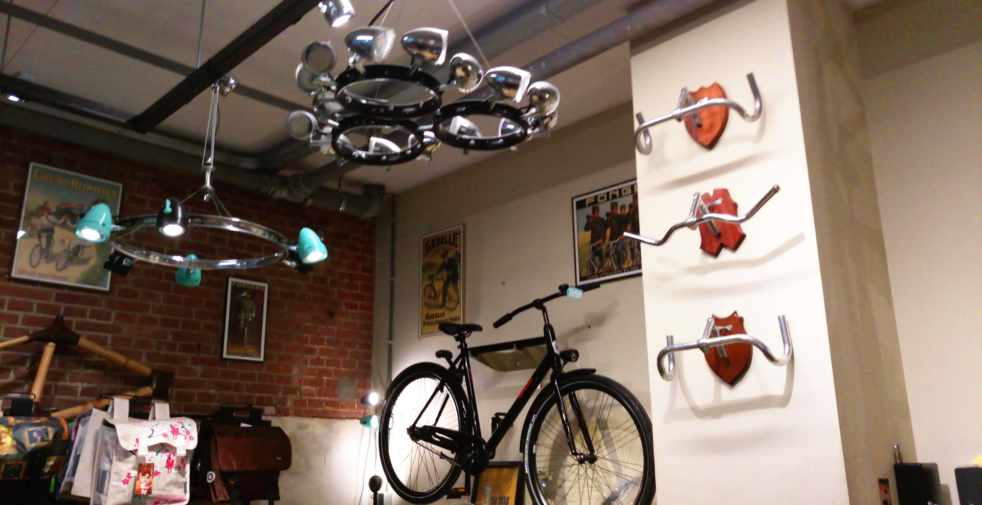 magasin-velo-amsterdam-recycle-deco-accessoires-velo-luminaire-lustres