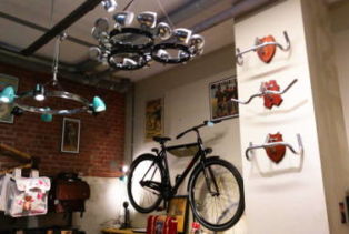 magasin-velo-amsterdam-recycle-deco-accessoires-velo-luminaire-lustres