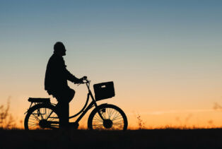 Un vélo à assistance électrique en balade au crépuscule