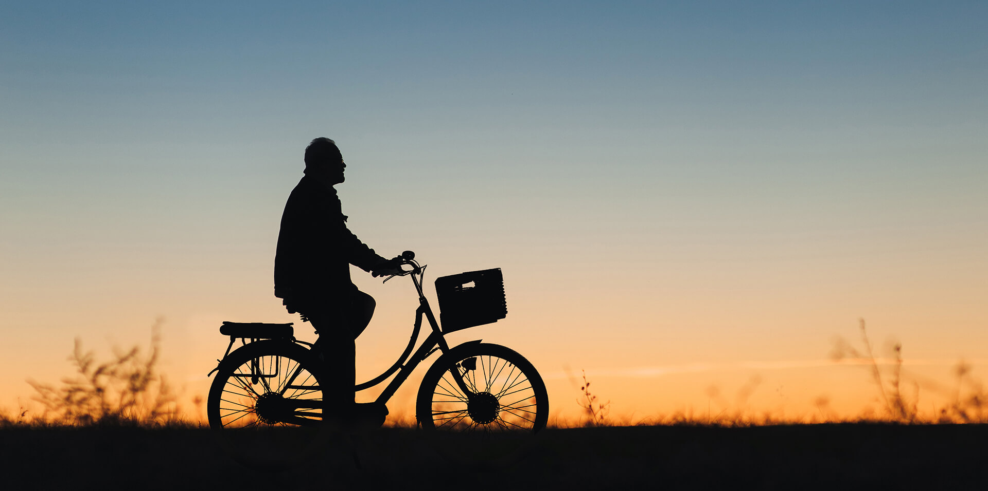 Un vélo à assistance électrique en balade au crépuscule