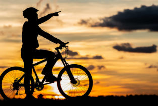 Cycliste sur fond de soleil couchant