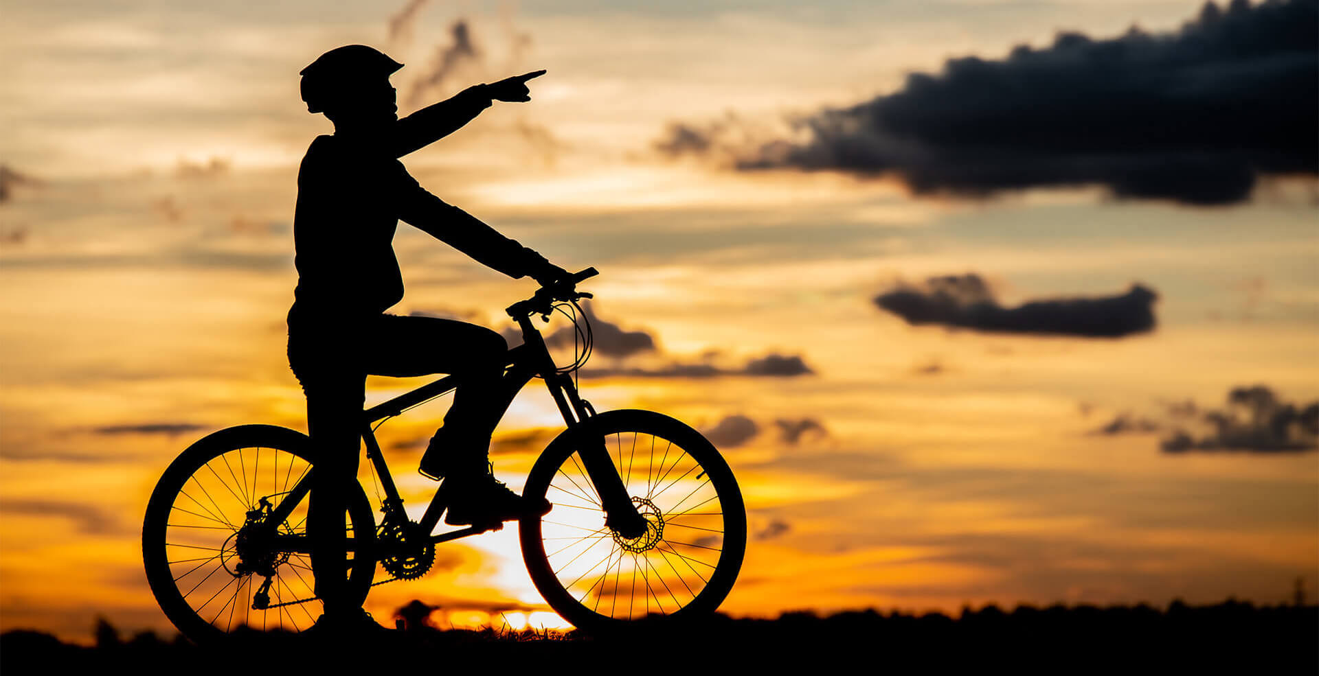 Cycliste sur fond de soleil couchant