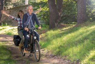 Couple d'amoureux sur un tandem