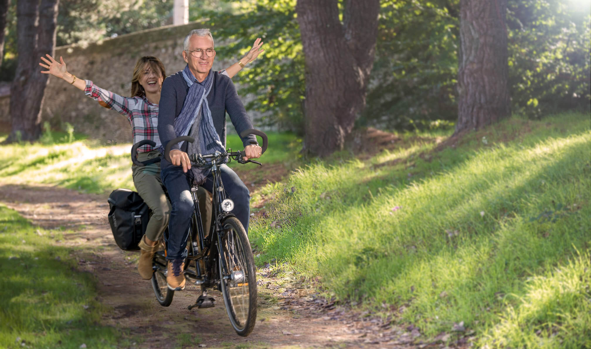 Couple d'amoureux sur un tandem