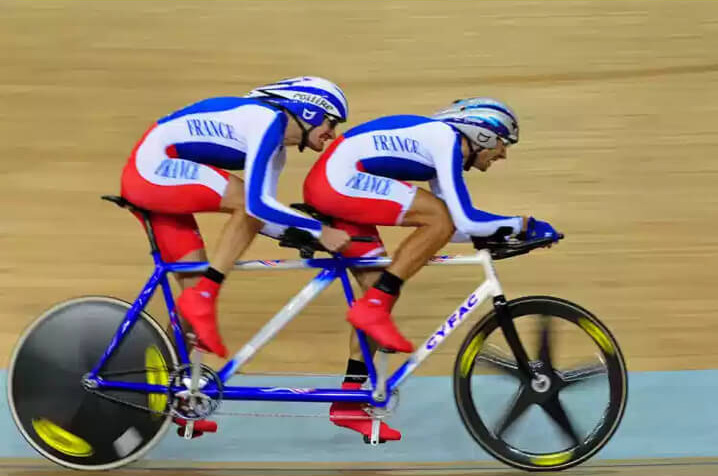 Et 100 ans plus tard, leurs héritiers modernes Olivier Donval et John Saccomandi aux Jeux Paralympiques de Pékin.
