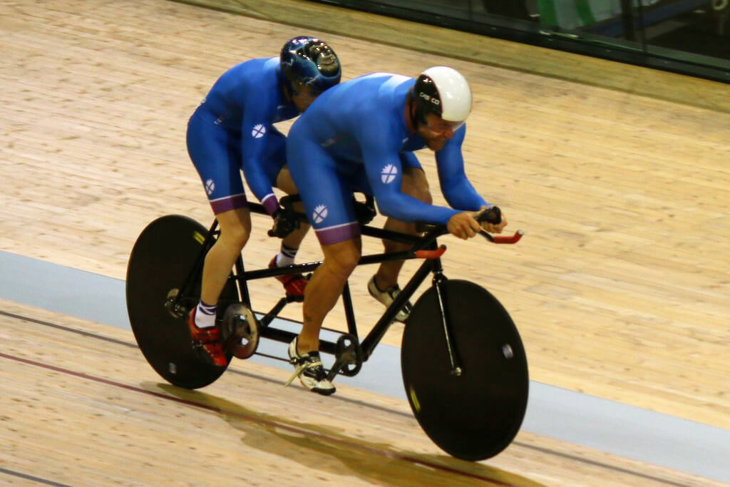 Deux tandémistes sur la piste d'un vélodrome