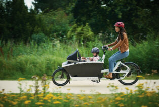 Un biporteur électrique Urban Arrow Family avec moteur pédalier