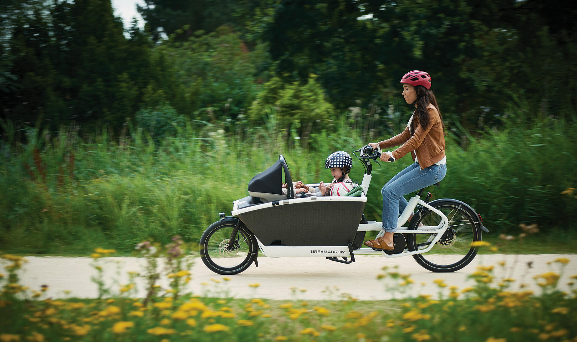 Un biporteur électrique Urban Arrow Family avec moteur pédalier