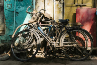 Pauvres vélos rouillés laissés à l'abandon