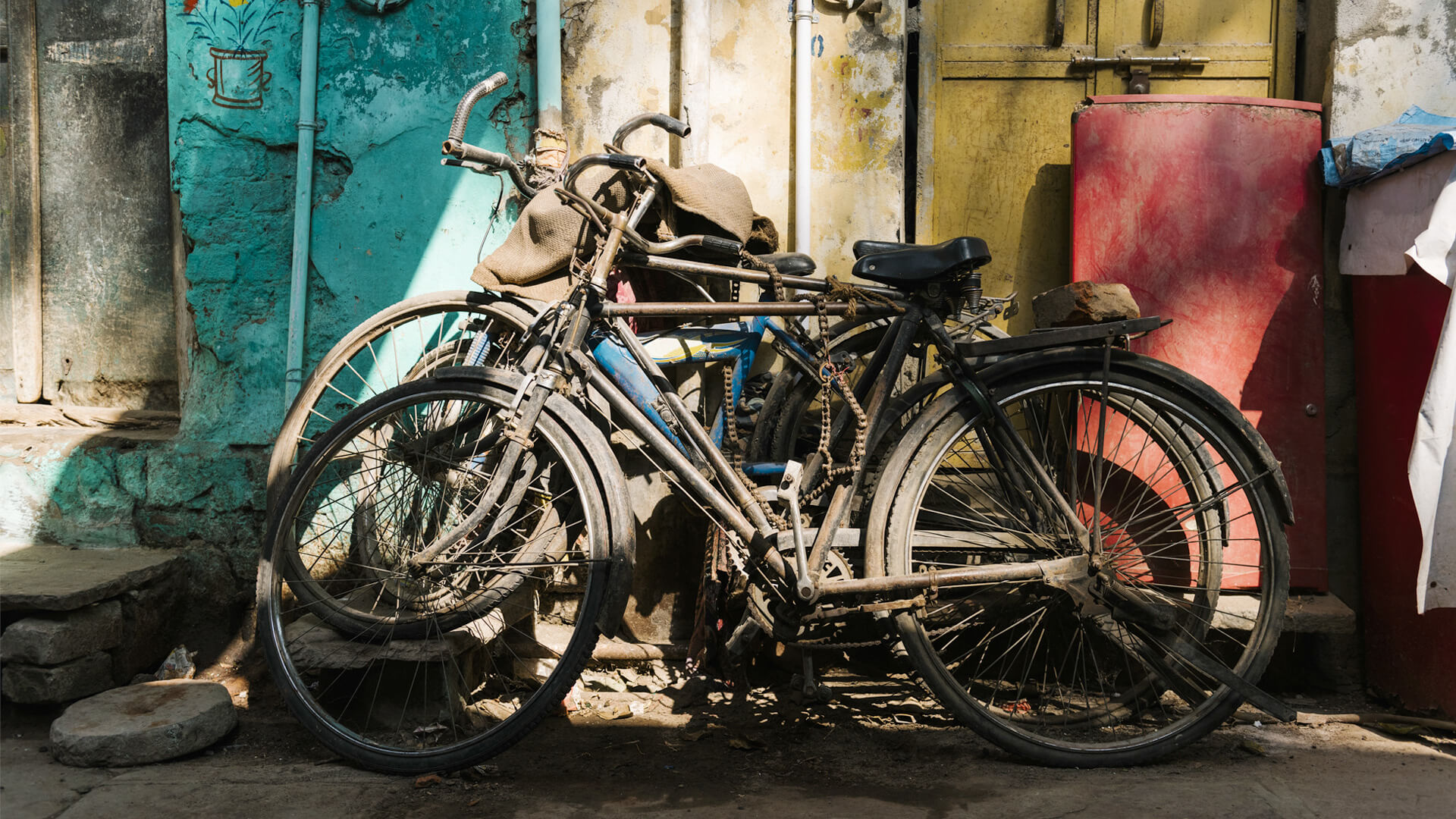 Pauvres vélos rouillés laissés à l'abandon