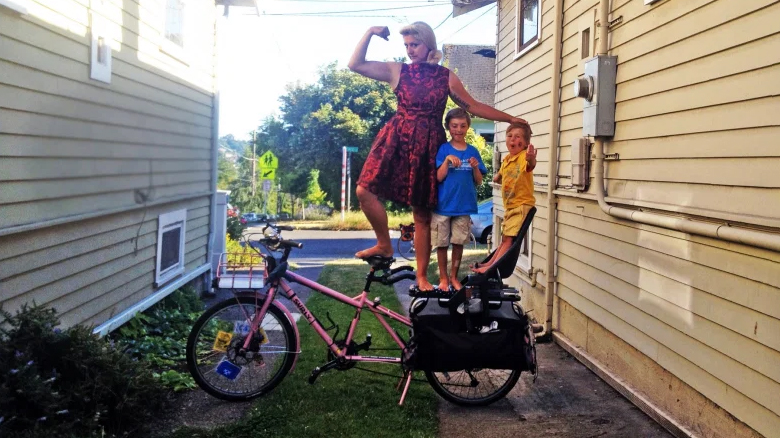 Cette maman a une façon bien à elle de faire du vélo en famille