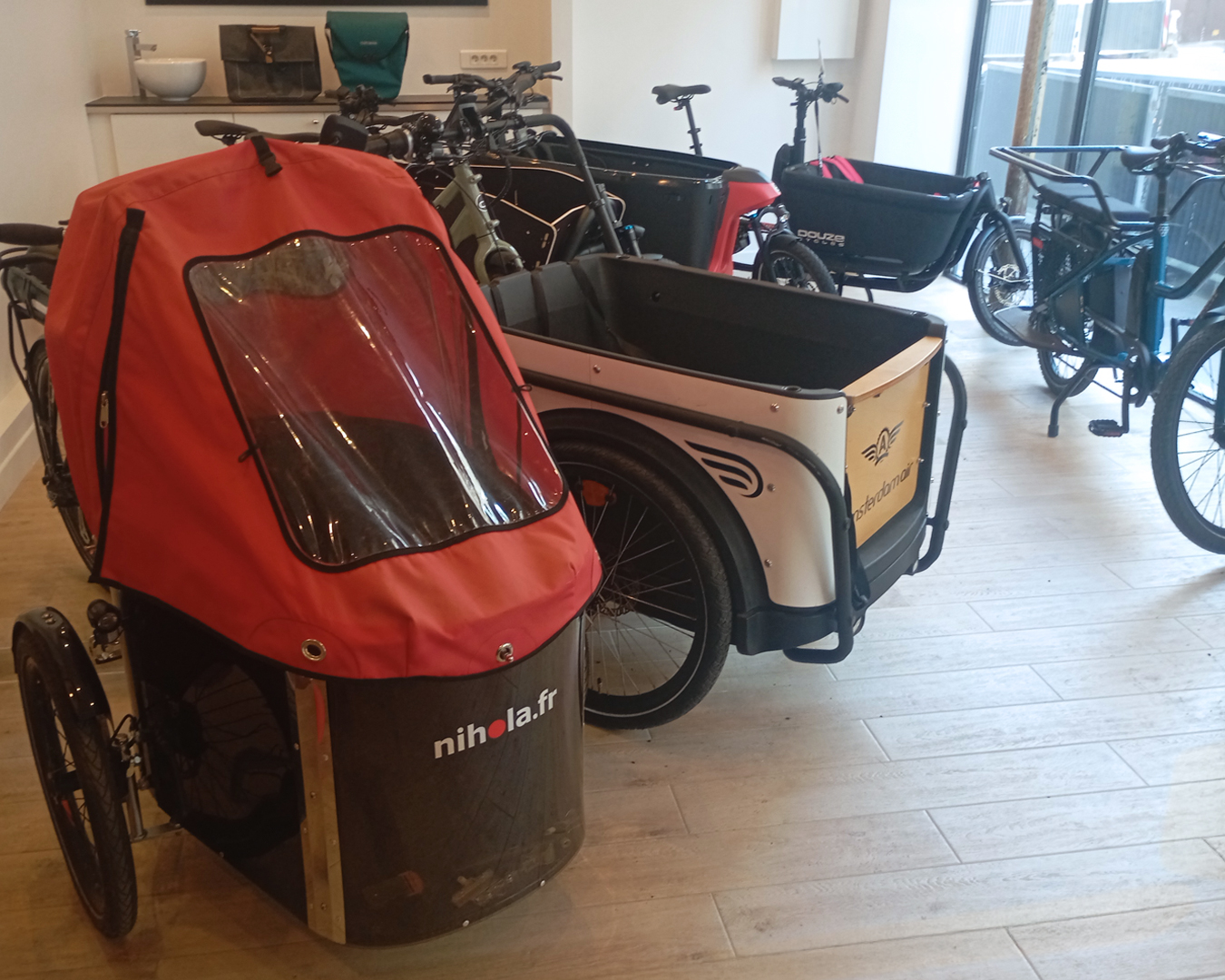 Quelques vélos cargo disponible à l'essai à la boutique vélo Amsterdam Air