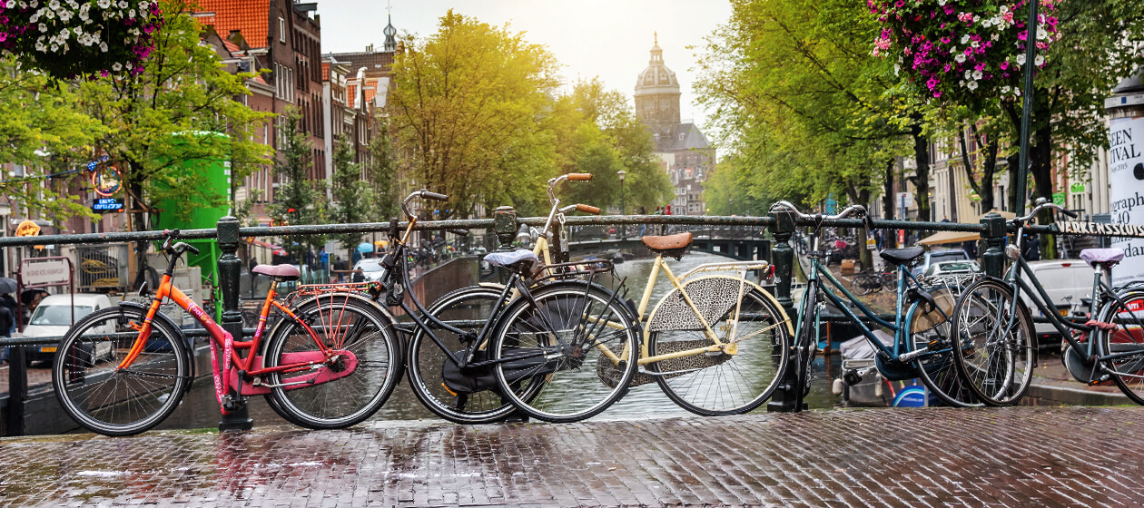 Vélos hollandais sur un pont enjambant un canal d'Amsterdam