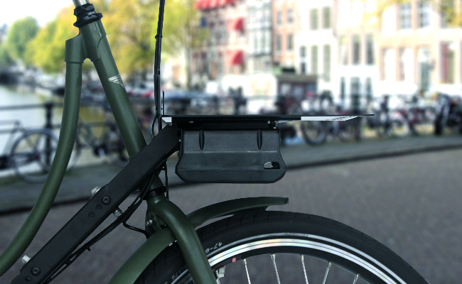Batterie électrique fixée sous le porte-bagage avant