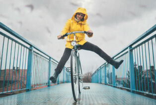Faire du vélo sous la pluie