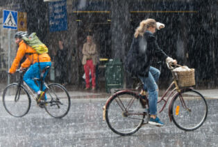 Vélos sous la pluie à Stockholm